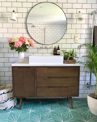 bathroom with washbasin and wall mirror