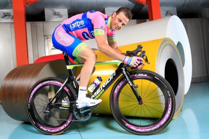 Alessandro Petacchi (Lampre-Merida) managed to get low to fit into this shot