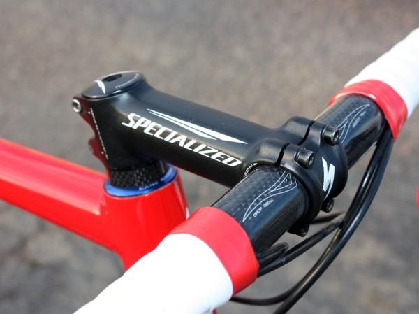 Todd Wells (Specialized) uses a carbon bar but an aluminum stem.