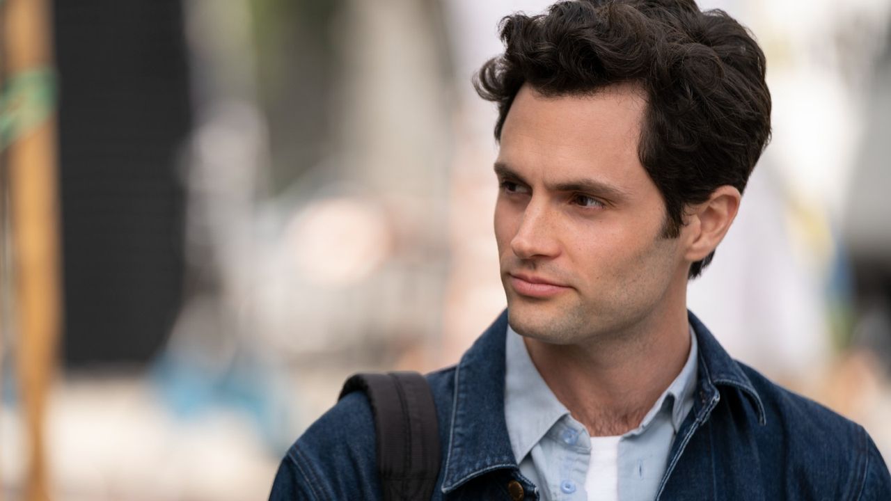 Penn Badgley as Joe Goldberg in You season 2, episode 1