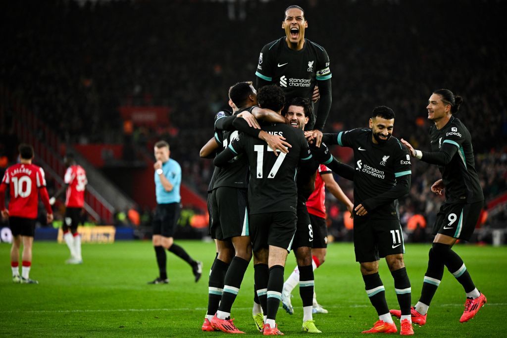 Liverpool&#039;s Hungarian midfielder #08 Dominik Szoboszlai (C) celebrates with teammates after scoring his team first goal during the English Premier League football match between Southampton and Liverpool at St Mary&#039;s Stadium in Southampton, southern England on November 24, 2024. (Photo by JUSTIN TALLIS / AFP) / RESTRICTED TO EDITORIAL USE. No use with unauthorized audio, video, data, fixture lists, club/league logos or &#039;live&#039; services. Online in-match use limited to 120 images. An additional 40 images may be used in extra time. No video emulation. Social media in-match use limited to 120 images. An additional 40 images may be used in extra time. No use in betting publications, games or single club/league/player publications. / (Photo by JUSTIN TALLIS/AFP via Getty Images)