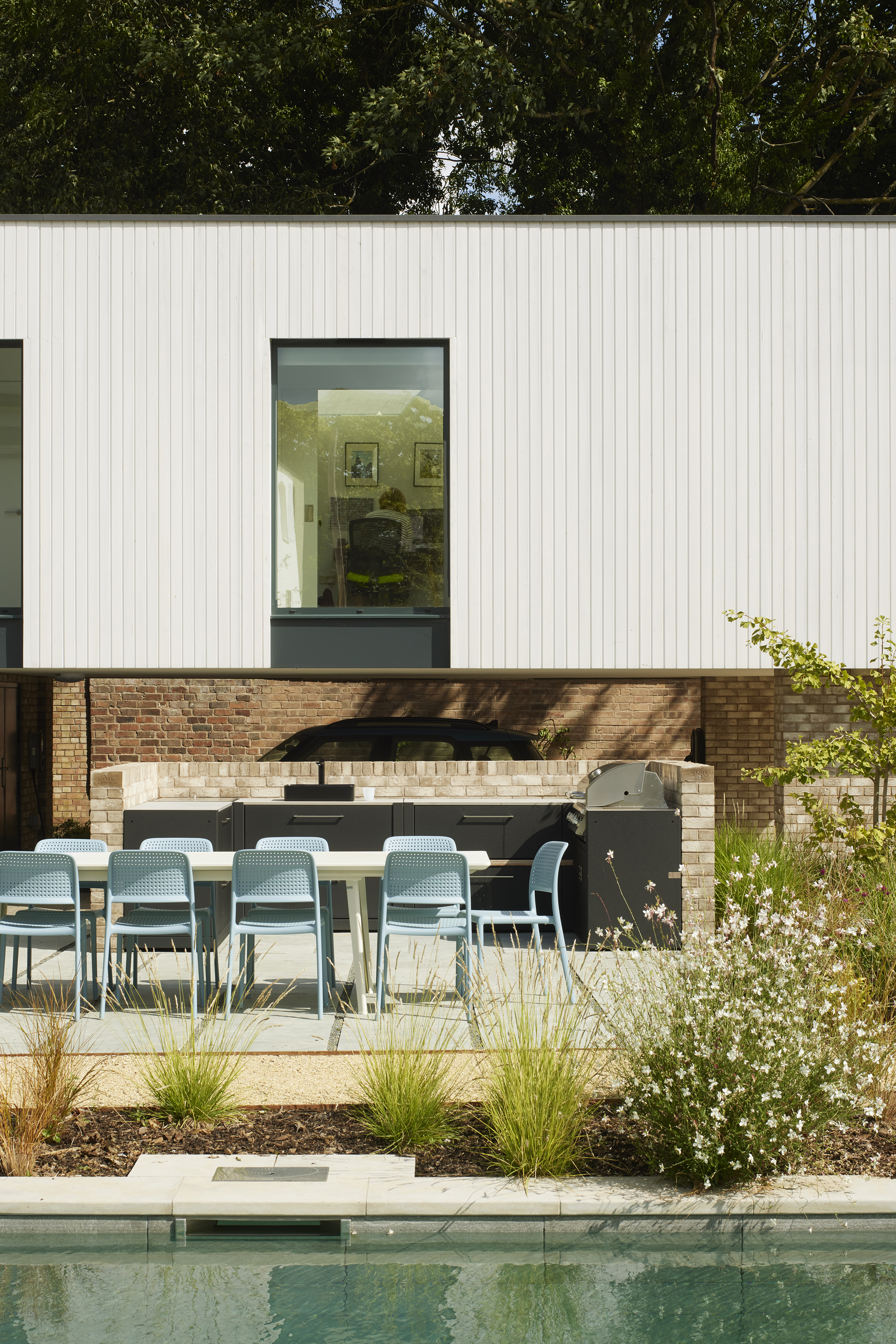 House in Leamington Spa with swimming pool and white volumes