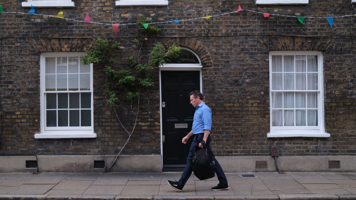 Fujifilm X100VI image gallery: London sidewalk, with old house frontage and tall windows, with passerby