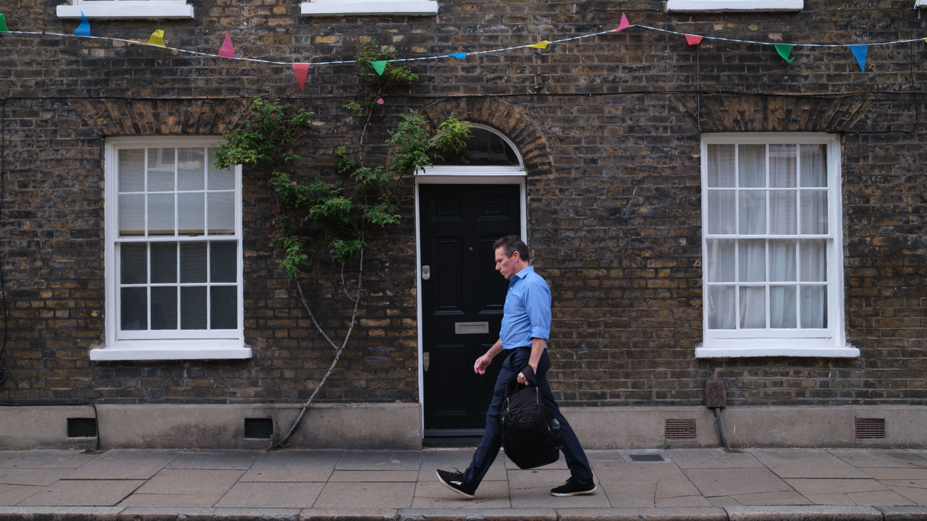 Fujifilm X100VI image gallery: London sidewalk, with old house frontage and tall windows, with passerby