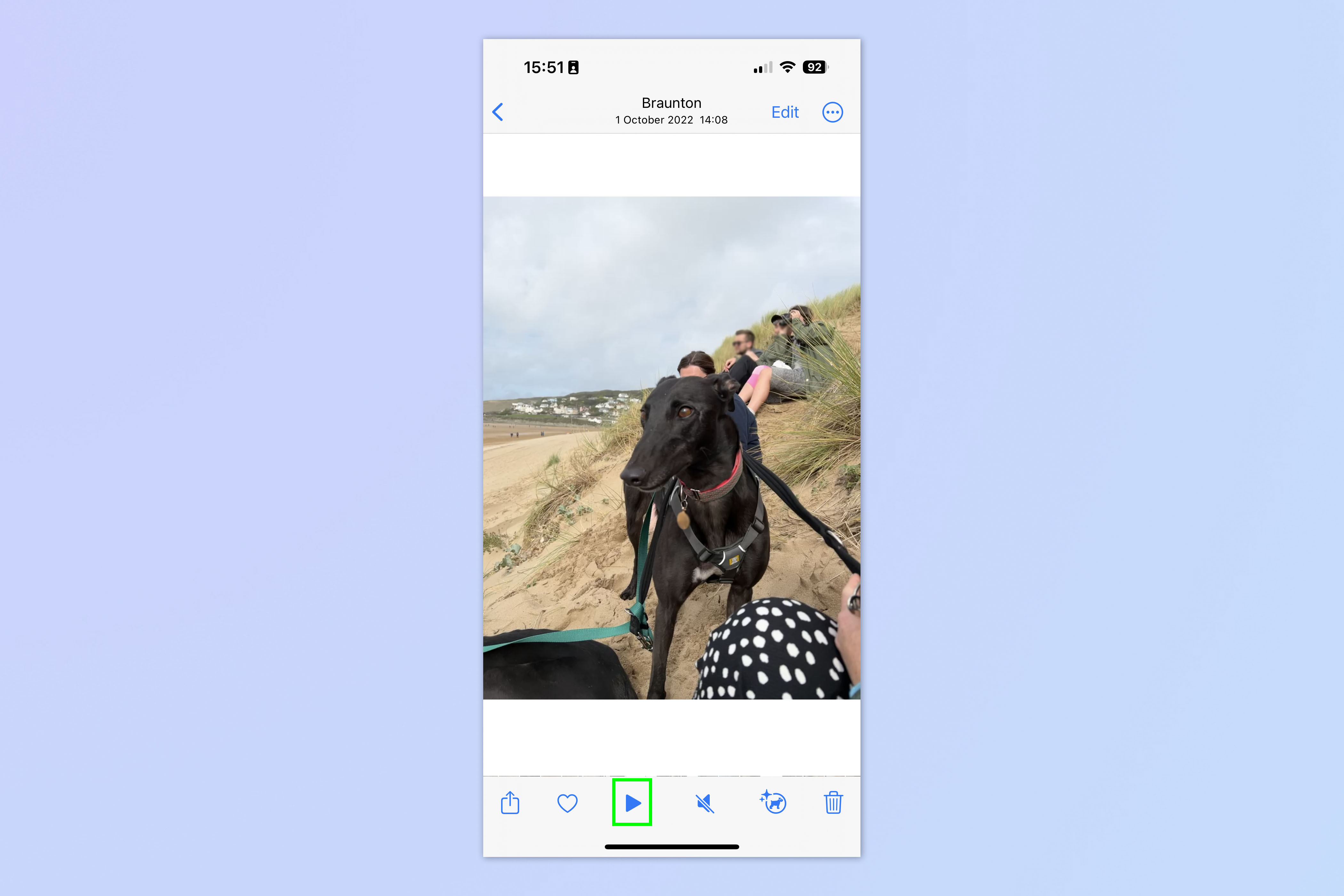Снимок экрана, показывающий, как использовать iOS Visual Look Up для видео. 