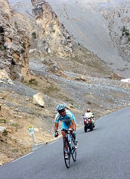 Paolo Savoldelli (Astana) descends.