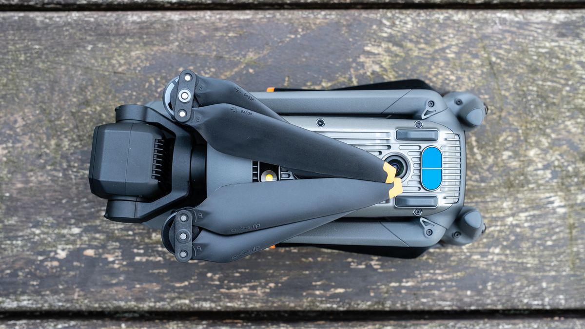 DJI Mavic 3 Classic_Drone closed bottom view