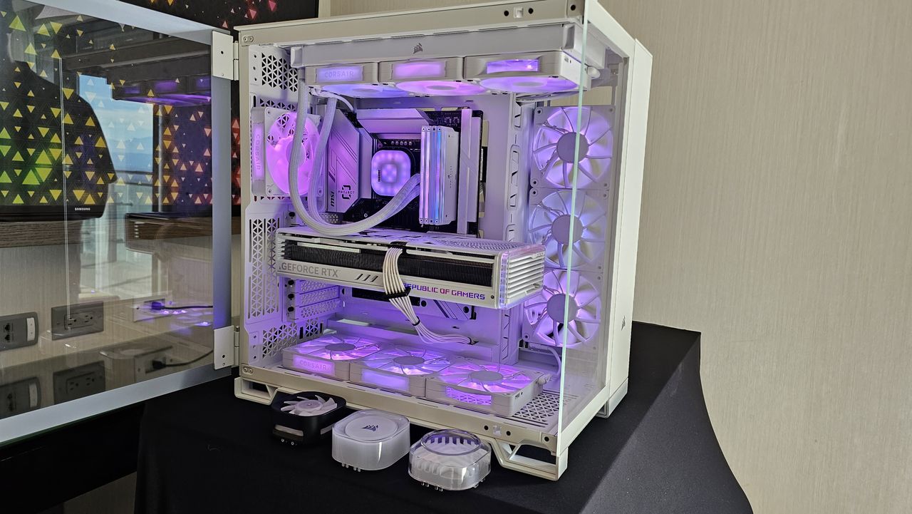 Shots of Corsair's upcoming Mid Tower, Dual Chamber 6500X Case.