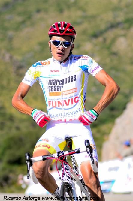 A proud Alex Diniz shows off his Funvic Brasilinvest jersey at the finish line.