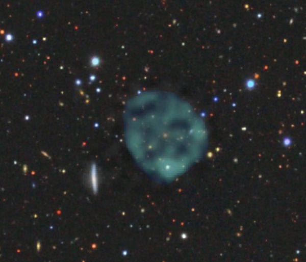 Une image d'un ORC, par Bärbel Koribalski, basée sur les données ASKAP.  C'est une goutte turquoise sur fond d'espace.