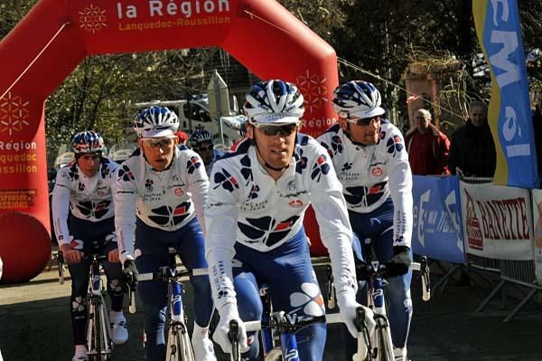 Fran&ccedil;aise Des Jeux heads to the start.