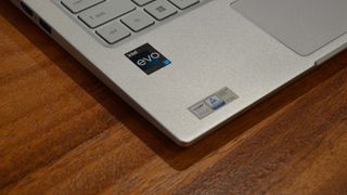 Ena hörnet på en Acer Swift 3 (2022) som ligger på ett träfärgat bord.