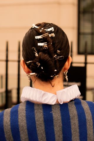 An image of influencer @fiahamelijnck showcasing an updo for shoulder-length hair.