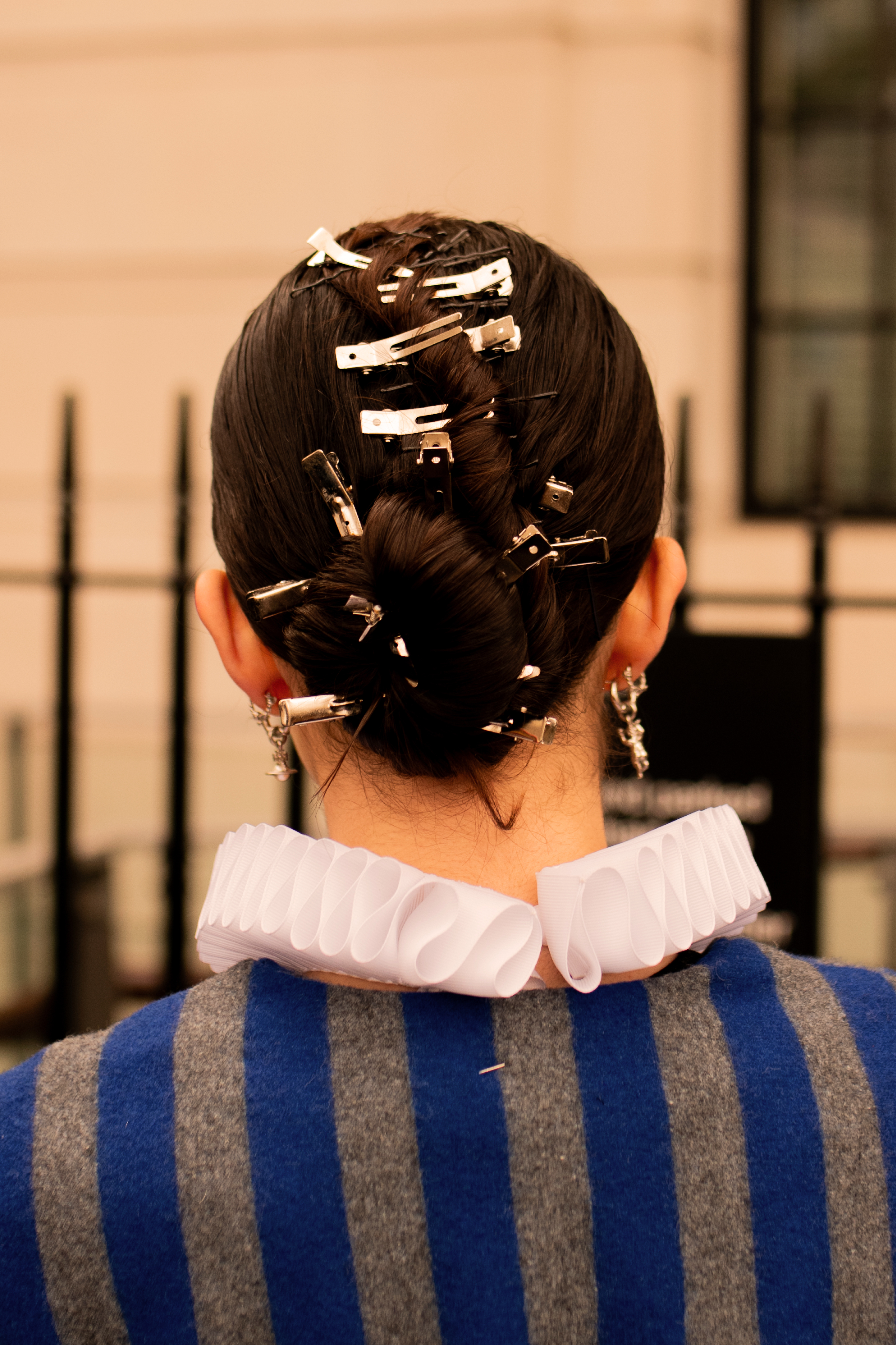 An image of influencer @fiahamelijnck showcasing an updo for shoulder-length hair.