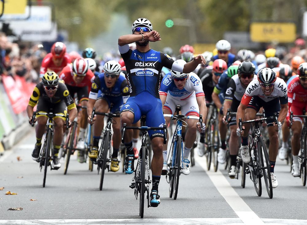 Fernando Gaviria wins the 2016 Paris-Tours