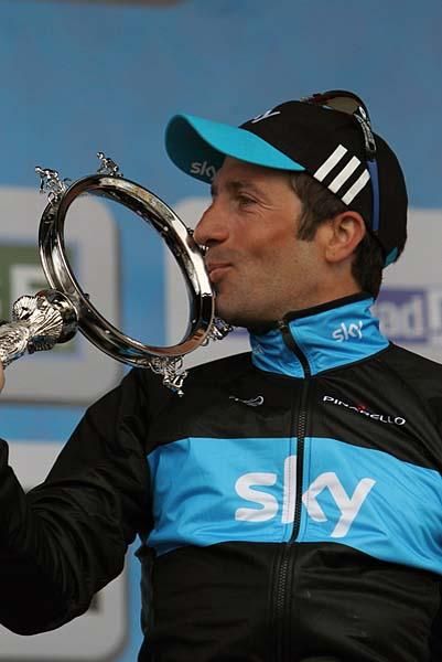 Juan Antonio Flecha (Sky) kisses his trophy.