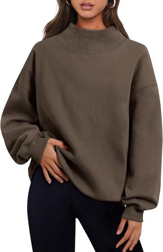 model wears Oversized Sweatshirts and black leggings