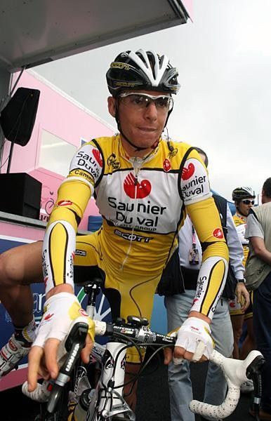 Riccardo Ricc&ograve; (Saunier Duval-Scott) at the start of the stage.