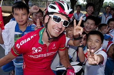 Australian Darren Lapthorne (Drapac Professional Cycling) caught up with some of the local school children in Dongfang.