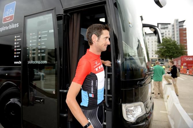Fr&auml;nk Schleck heads to the presser
