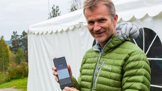 Petter Aalen, sjefsarkitekt i Telenor, viser frem en 5G-klar telefon.
