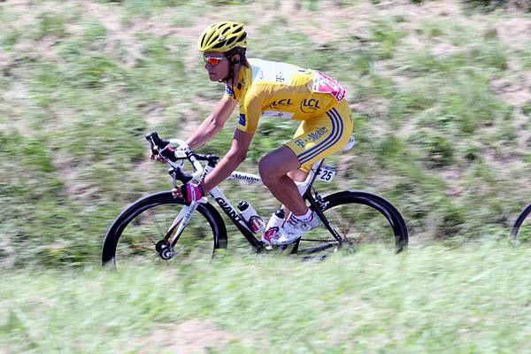 Gerdemann comes down the descent with his yellow still on his shoulders ad the red number showing yesterday's accomplishment