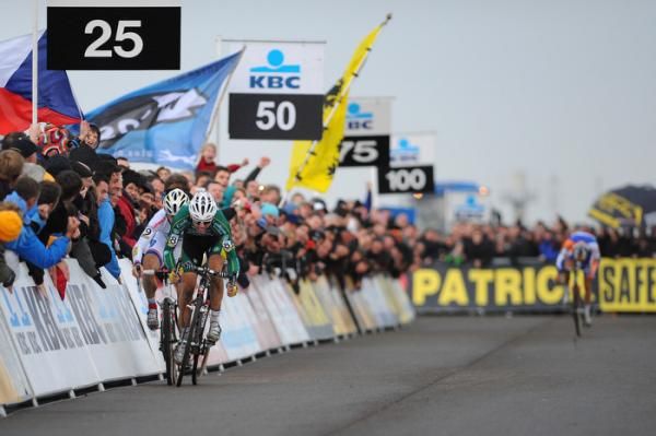 Sven Nys aheads of Kevin Pauwels near the barriers in the final dash to the line