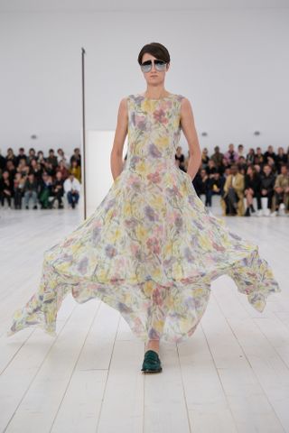 Geblümtes Kreiskleid von Loewe auf der Paris Fashion Week Frühling Sommer 2025