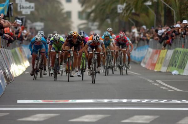 Oscar Freire (Rabobank) shows his rivals a clean pair of heels