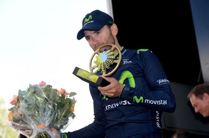 Alejandro Valverde kisses his trophy
