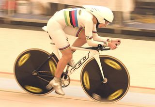 Sarah Hammer (USA) heads toward a new record in the women's individual pursuit.