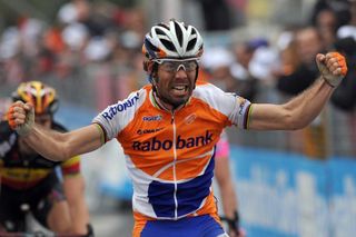 Oscar Freire wins the 2010 edition of Milan-San Remo