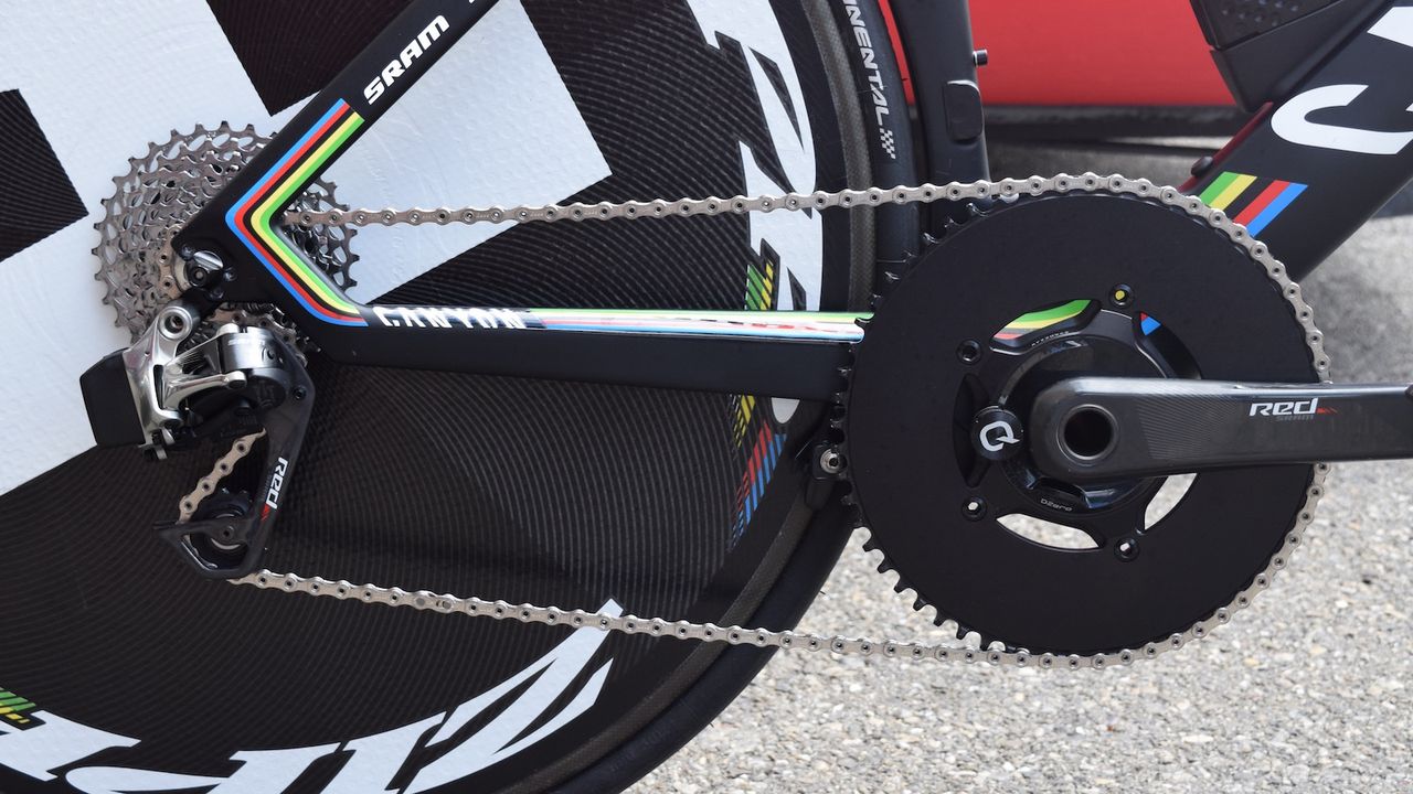 The Speedmax is equipped with a SRAM Red eTap drivetrain and Quarq powermeter