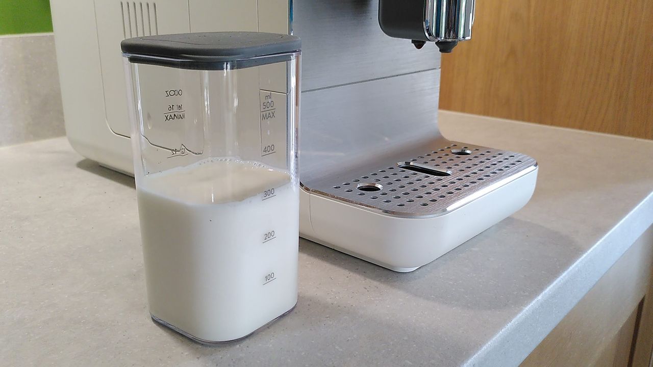 Smeg BCC13 coffee maker with milk container