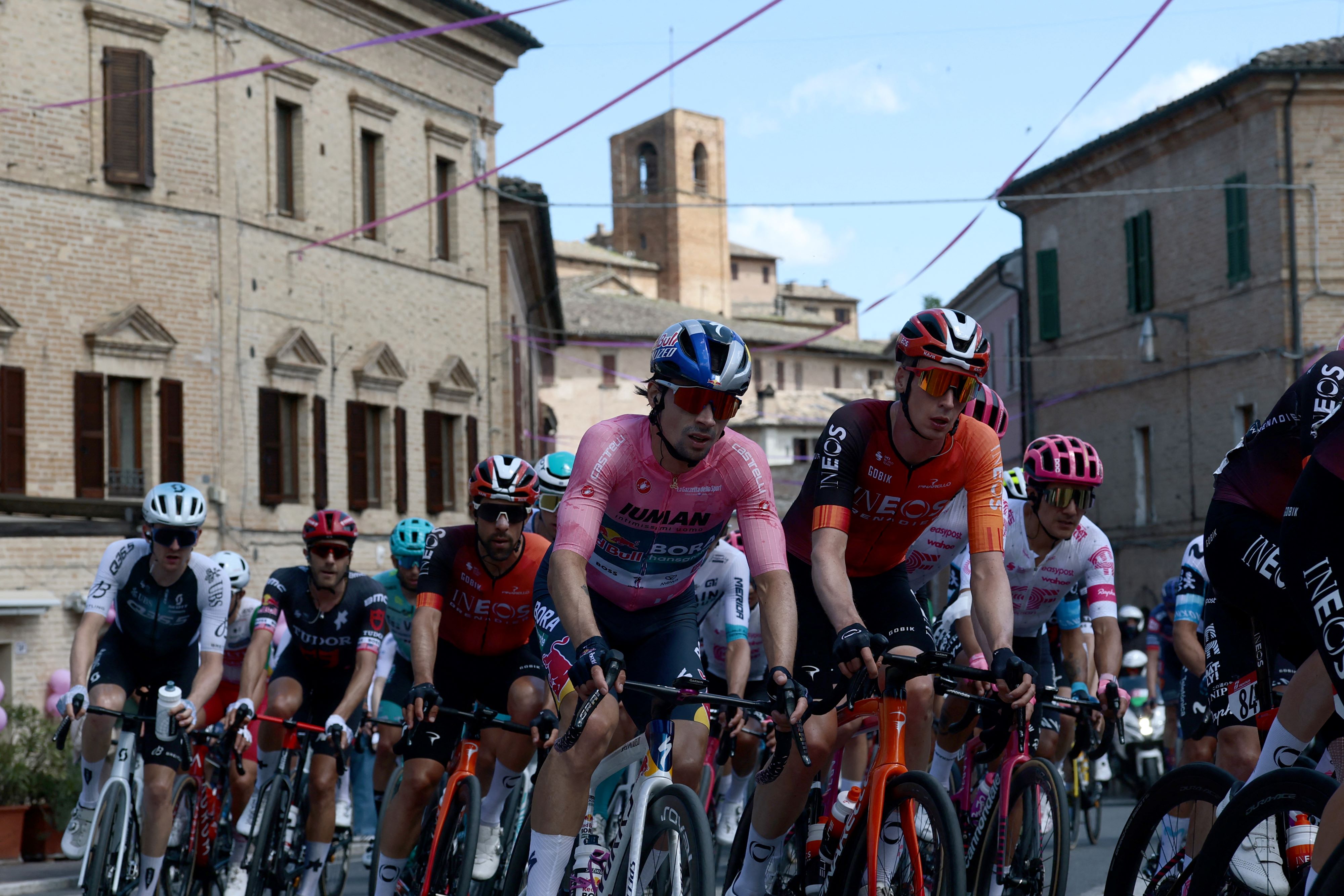 Giro d'Italia Stage 8 Live - A jagged profile to test Primož Roglič's grip on the maglia rosa