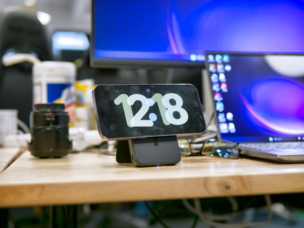 mophie Snap+ Juice Pack Mini on desk.