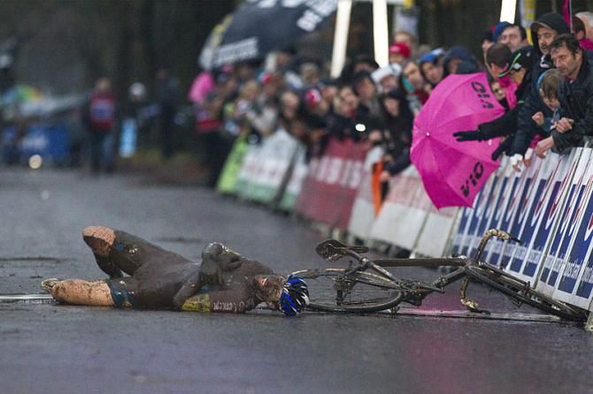 Jan Denuwelaere slides across the finish line.
