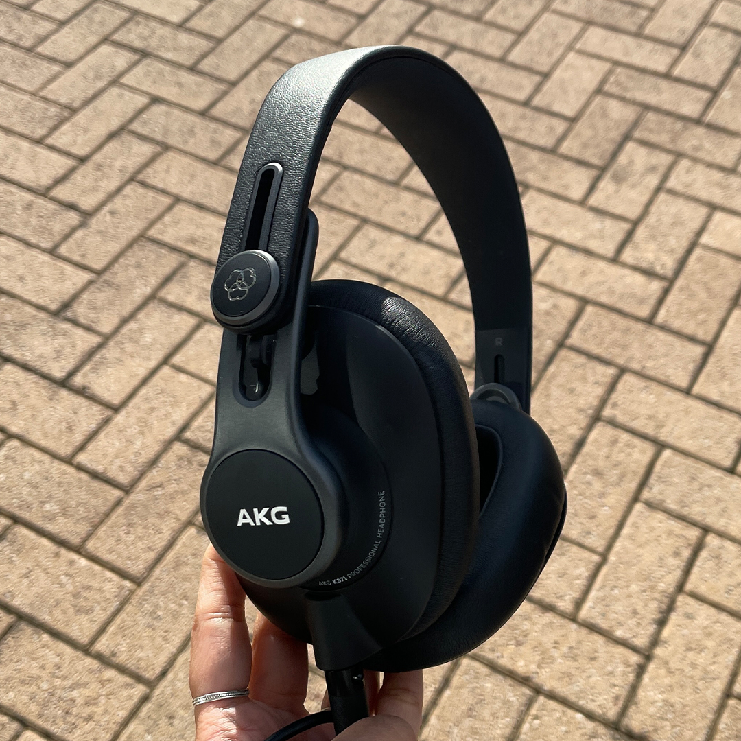 אוזניות על אוזן: AKG K371