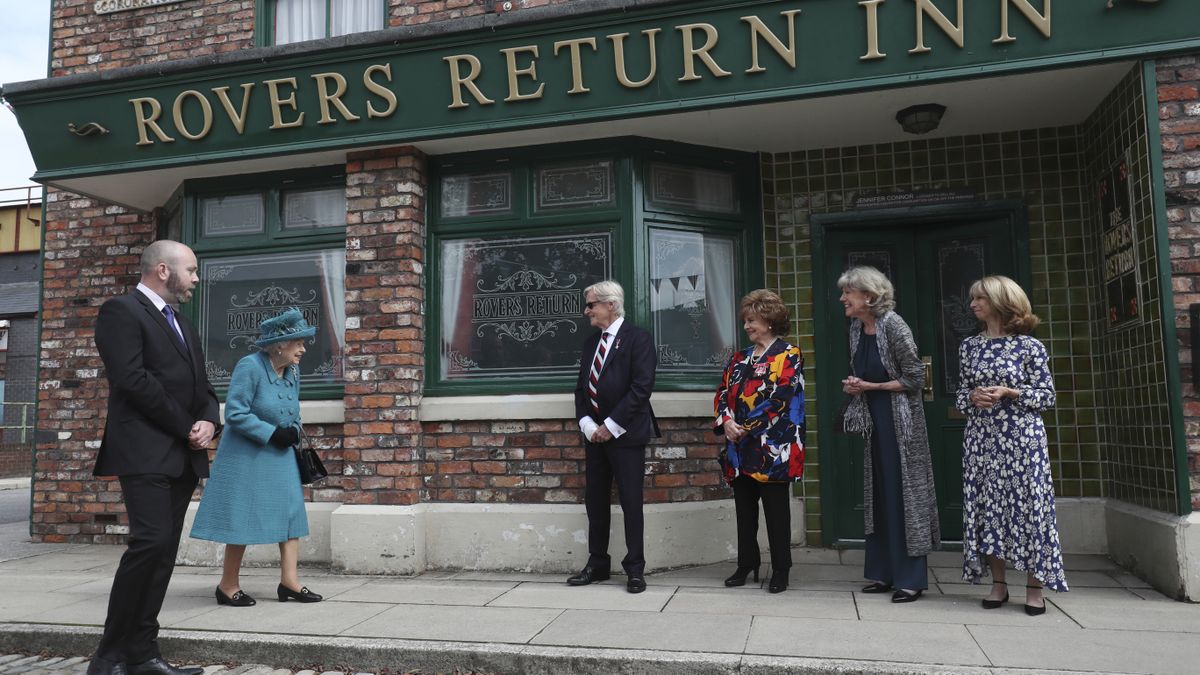 Queen Elizabeth II meets actors (left to right) William Roache, Barbara Knox, Sue Nicholls and Helen Worth, during a visit to the set of Coronation Street at the ITV Studios, Media City UK, Manchester.