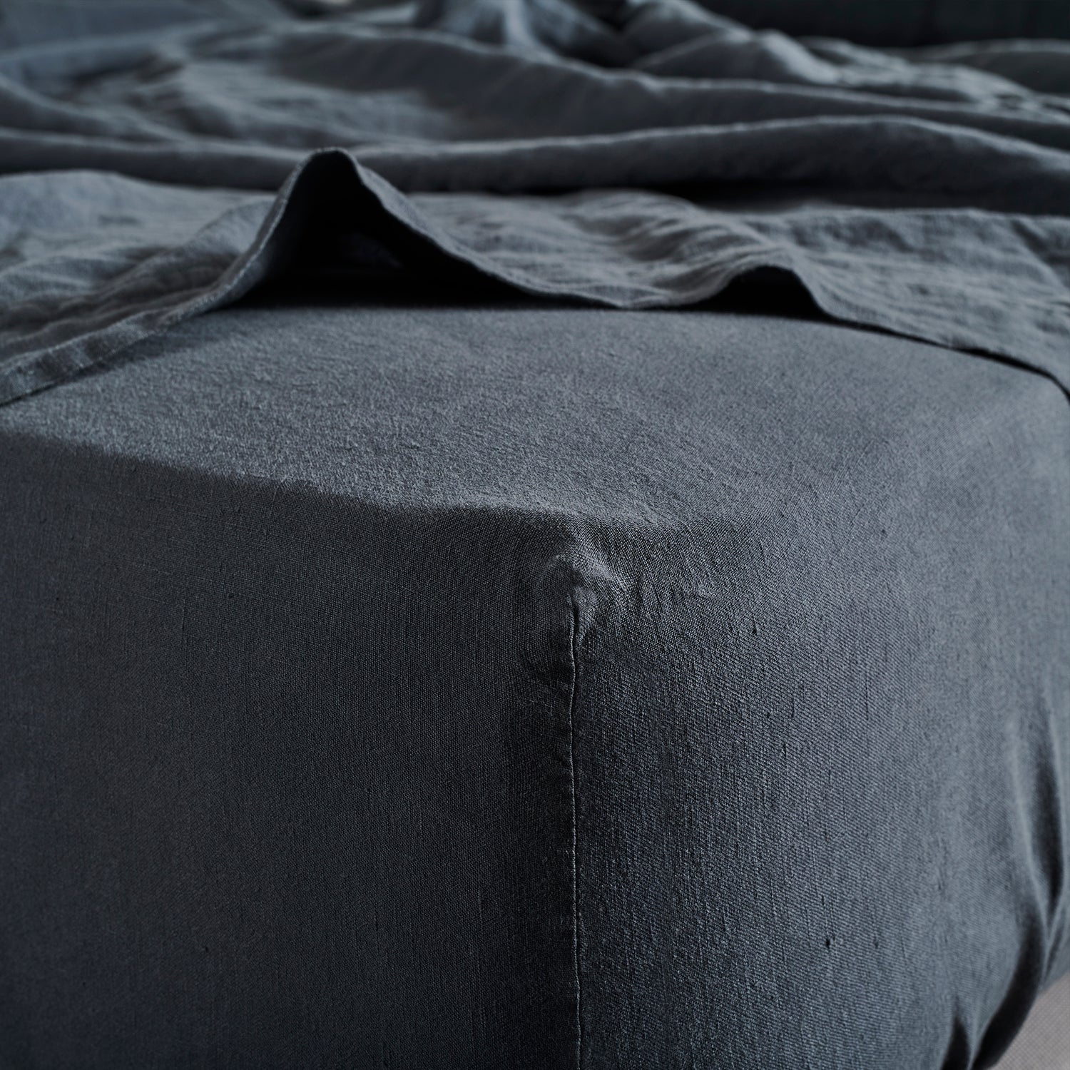 Bedfolk linen fitted sheet in ink