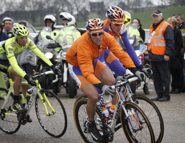 Maarten Tjallingii leads Robert Gesink (Team Rabobank)