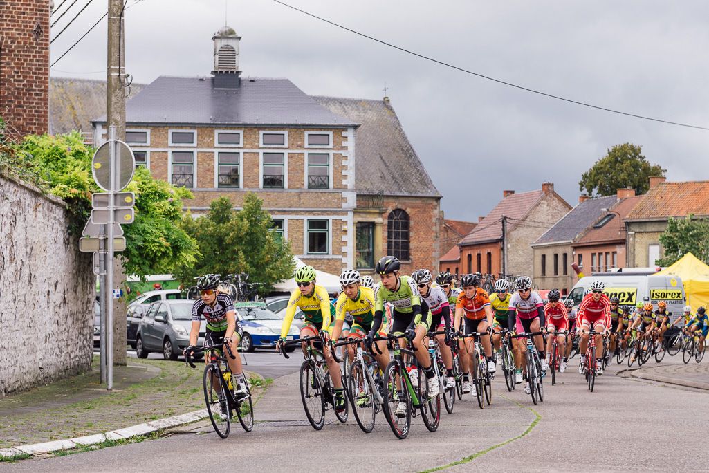 The peloton on the first of the five laps