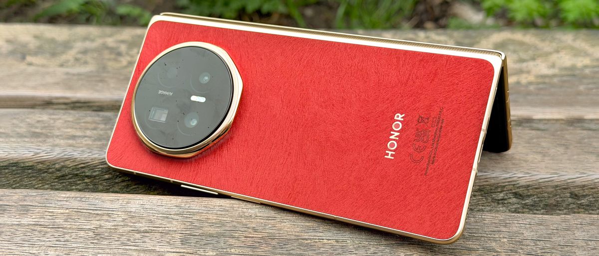 Honor Magic V6 in tent position