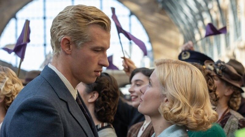 Callum Turner and Hadley Robinson in The Boys in the Boat