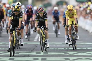 Jonas Vingegaard avoids Tour de France disaster, scrambles to finish on teammate's bike after late crash