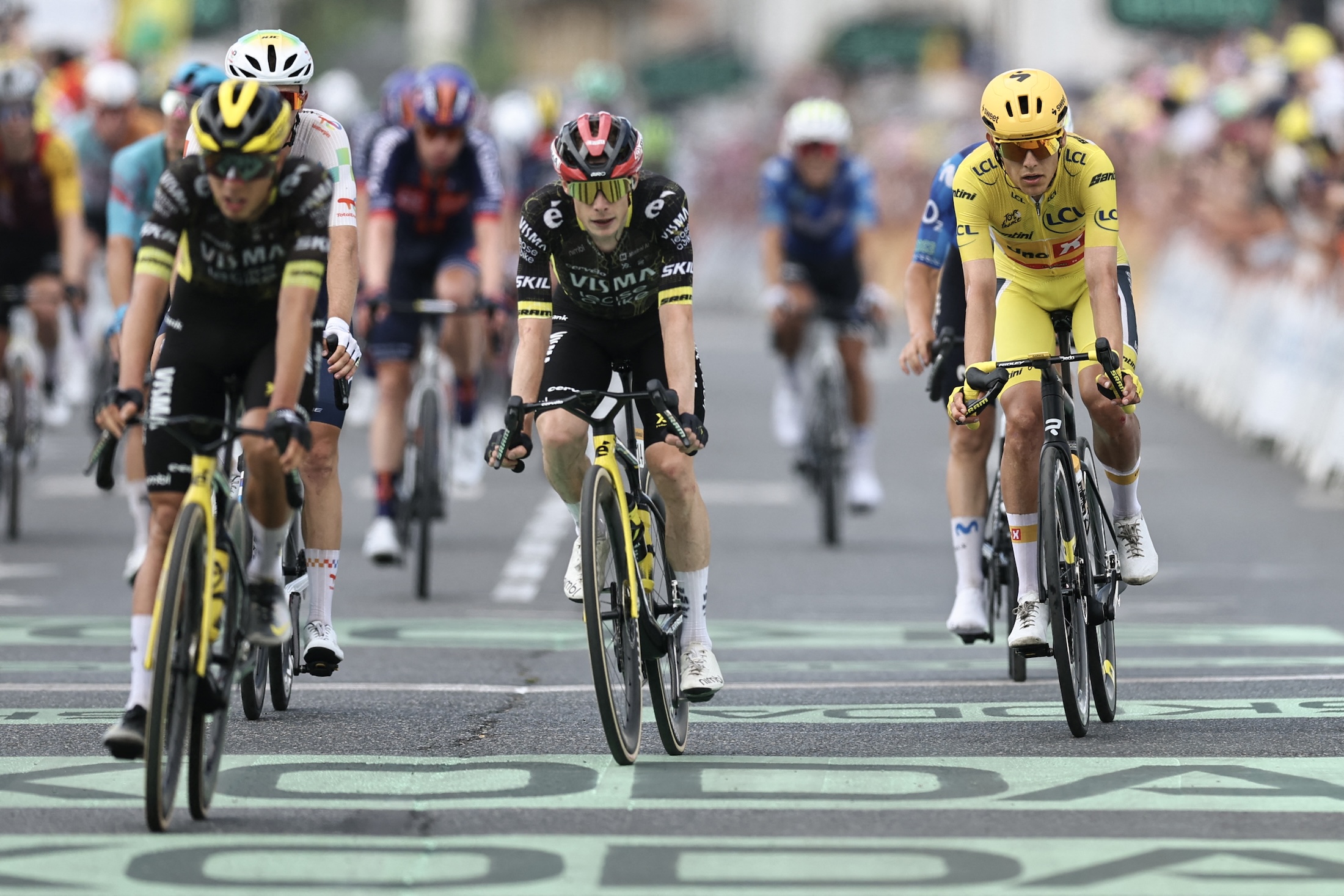 Jonas Vingegaard finishing next to  yellow jersey holder Torstein Traaen