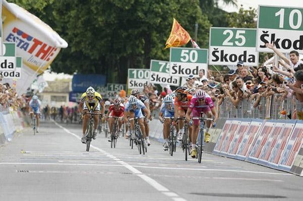 Petacchi brings it home ahead of a split bunch after crashes in the last kilometer