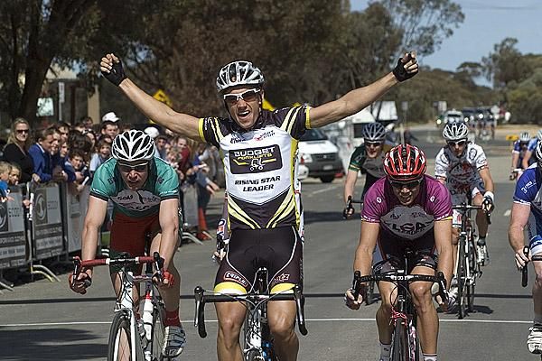 Budget Forklift's Richard Lang takes out stage six ahead of Jonathan Cantwell (Fly V Australia) and Pratie's William Clarke.