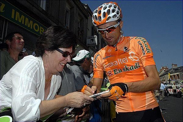 Haimar Zubeldia (Euskalte-Euskadi) obliges the French fans with autographs.