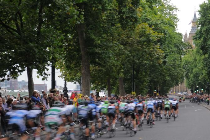 The peloton heads up the embankment toward Big Ben